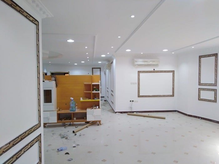 معلم دهانات محترف لتنفيذ أحدث تصاميم الألوان في الاحساء